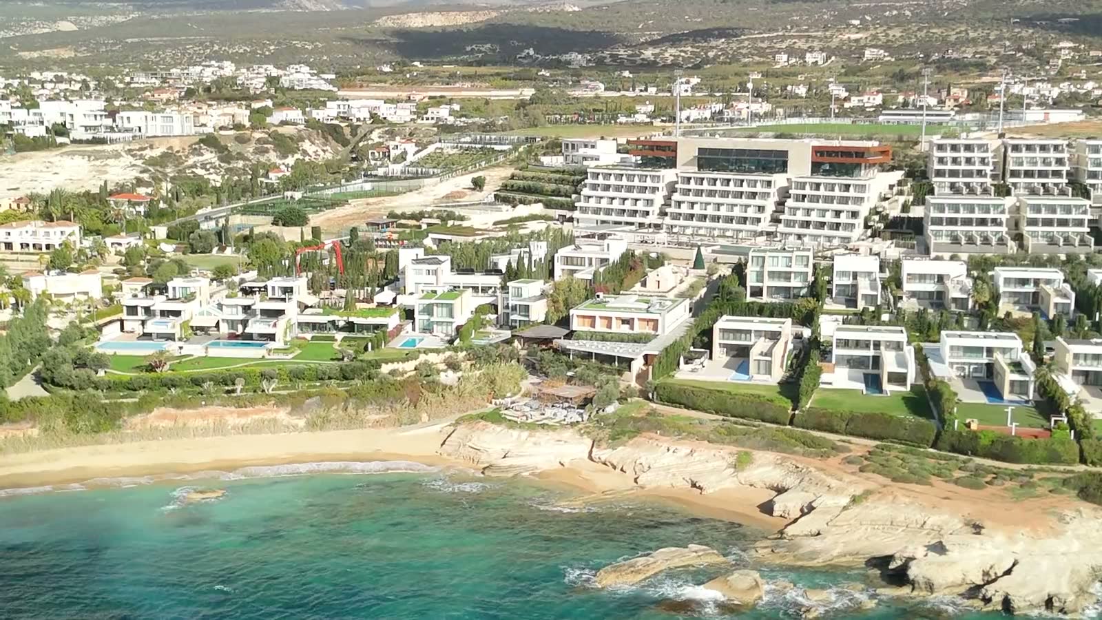 Wille nad zatoką w okolicy Pafos na Cyprze, widok z drona